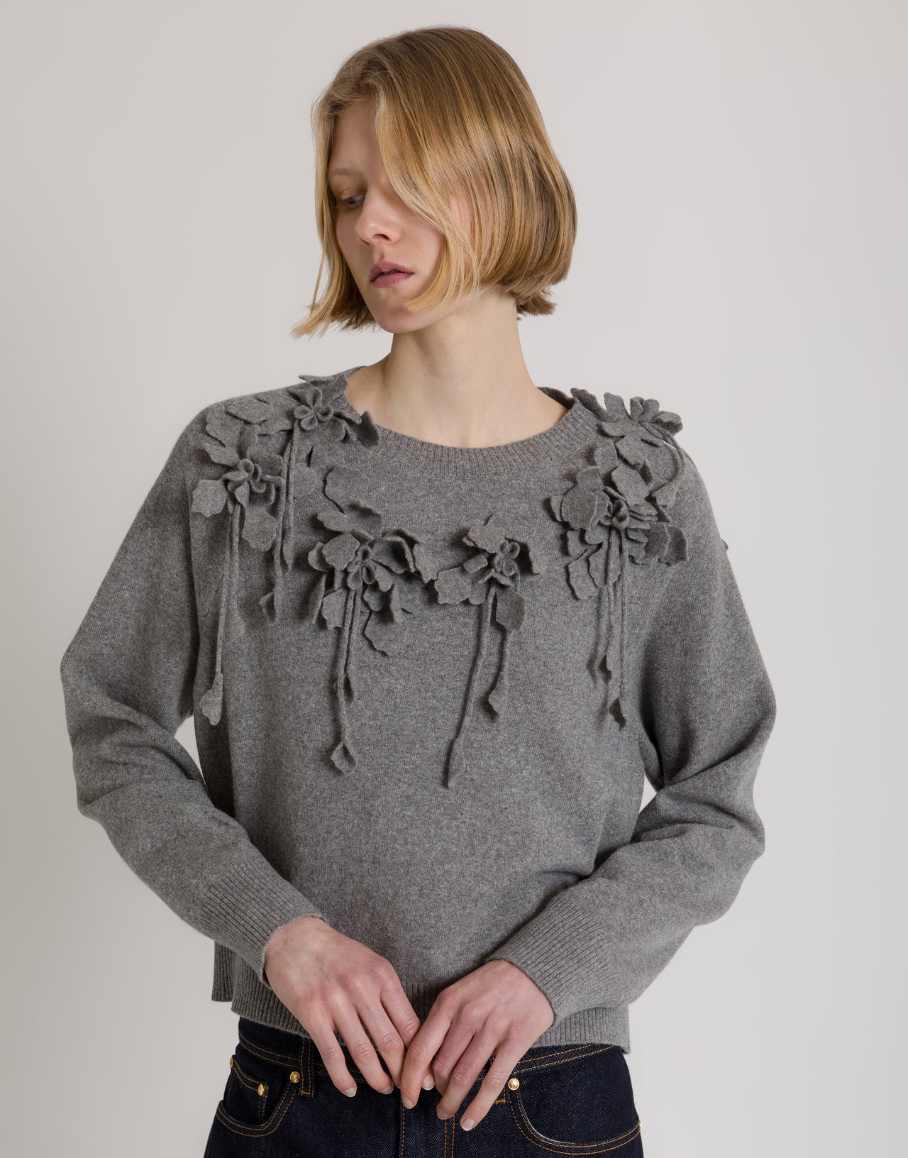 Suéter de lana con flores bordadas en relieve Gris Alberta Ferretti Boutique Online 4