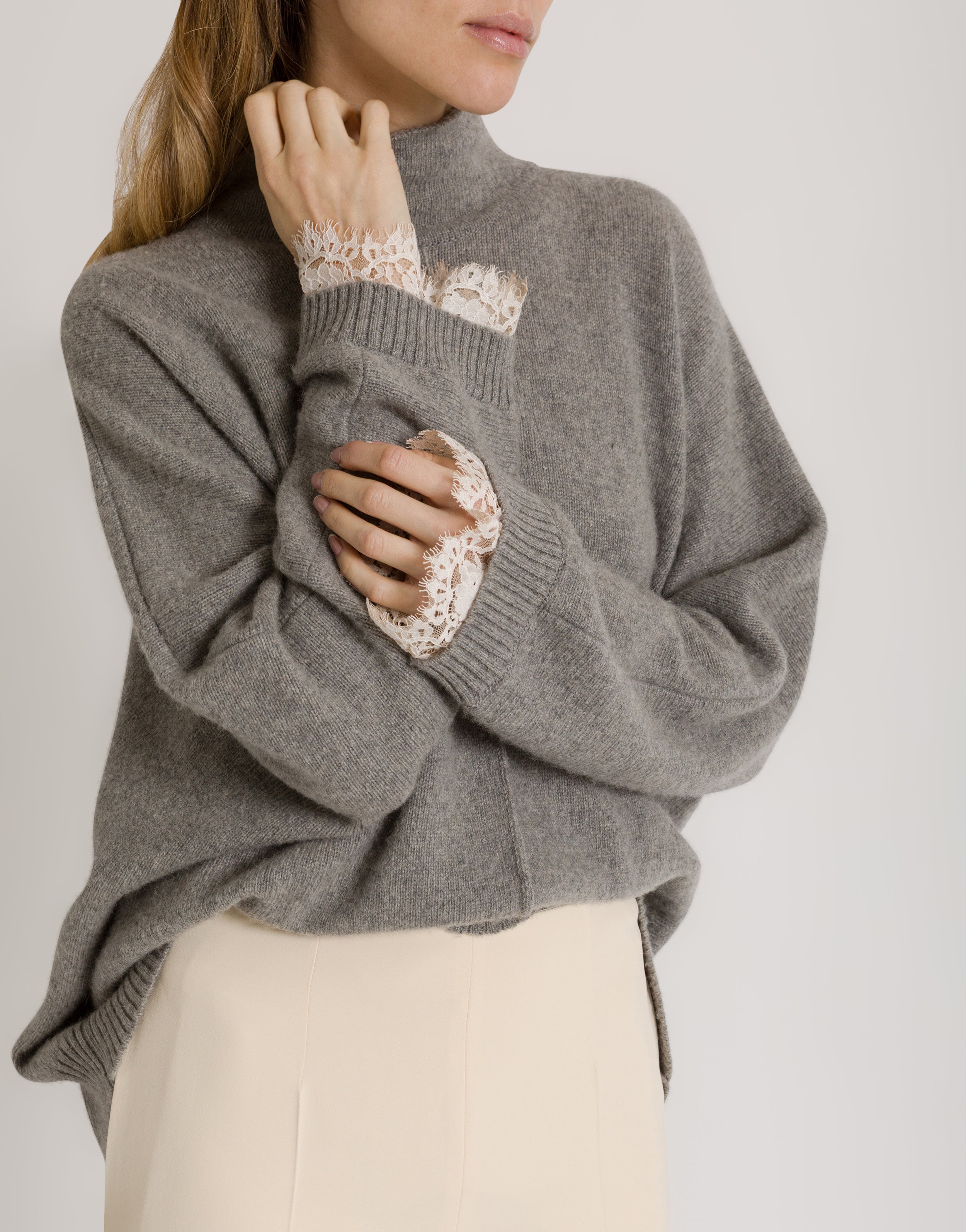 SHE Tokyo Alma Fur Cashmere グレー F Cashmere sweater with contrasting lace cuffs | Alberta Ferretti