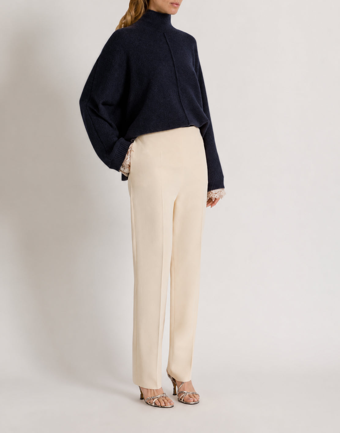 Kaschmirpullover mit kontrastierenden Spitzenmanschetten 蓝色 Alberta Ferretti Boutique Online 2
