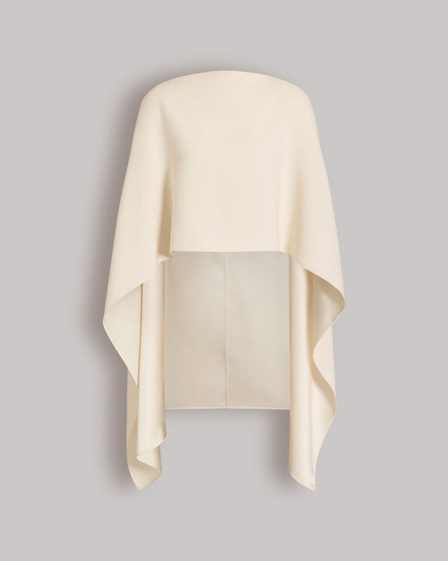 Fließendes asymmetrisches High-Low-Cape