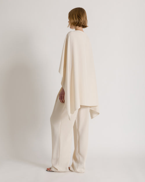 Fließendes asymmetrisches High-Low-Cape
