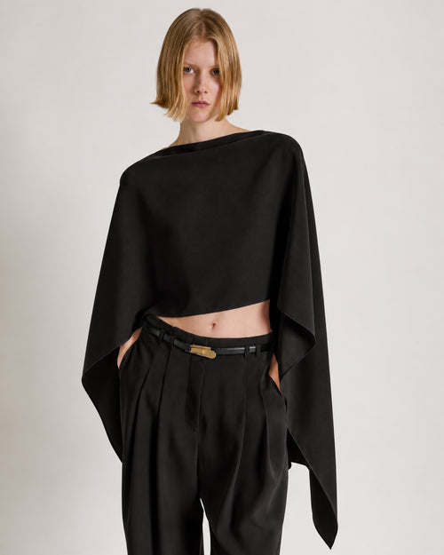 Fließendes asymmetrisches High-Low-Cape