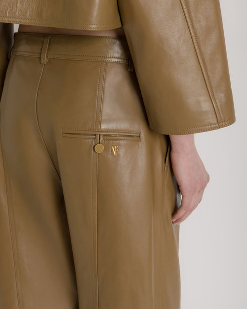 Pantalón ancho de piel suave con logo AF