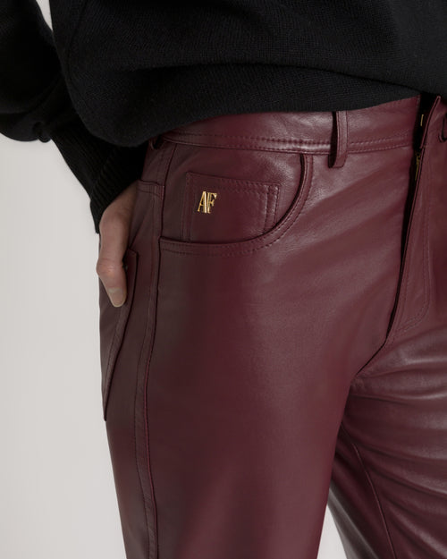 Pantalón recto en piel burdeos 