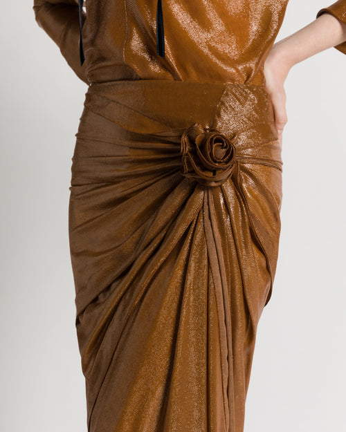 Jupe longue drapée en Lurex avec rose 
