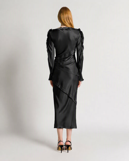 Langes Glanzsatin-Kleid mit Rose und Drapierungen