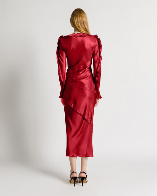 Langes Glanzsatin-Kleid mit Rose und Drapierungen
