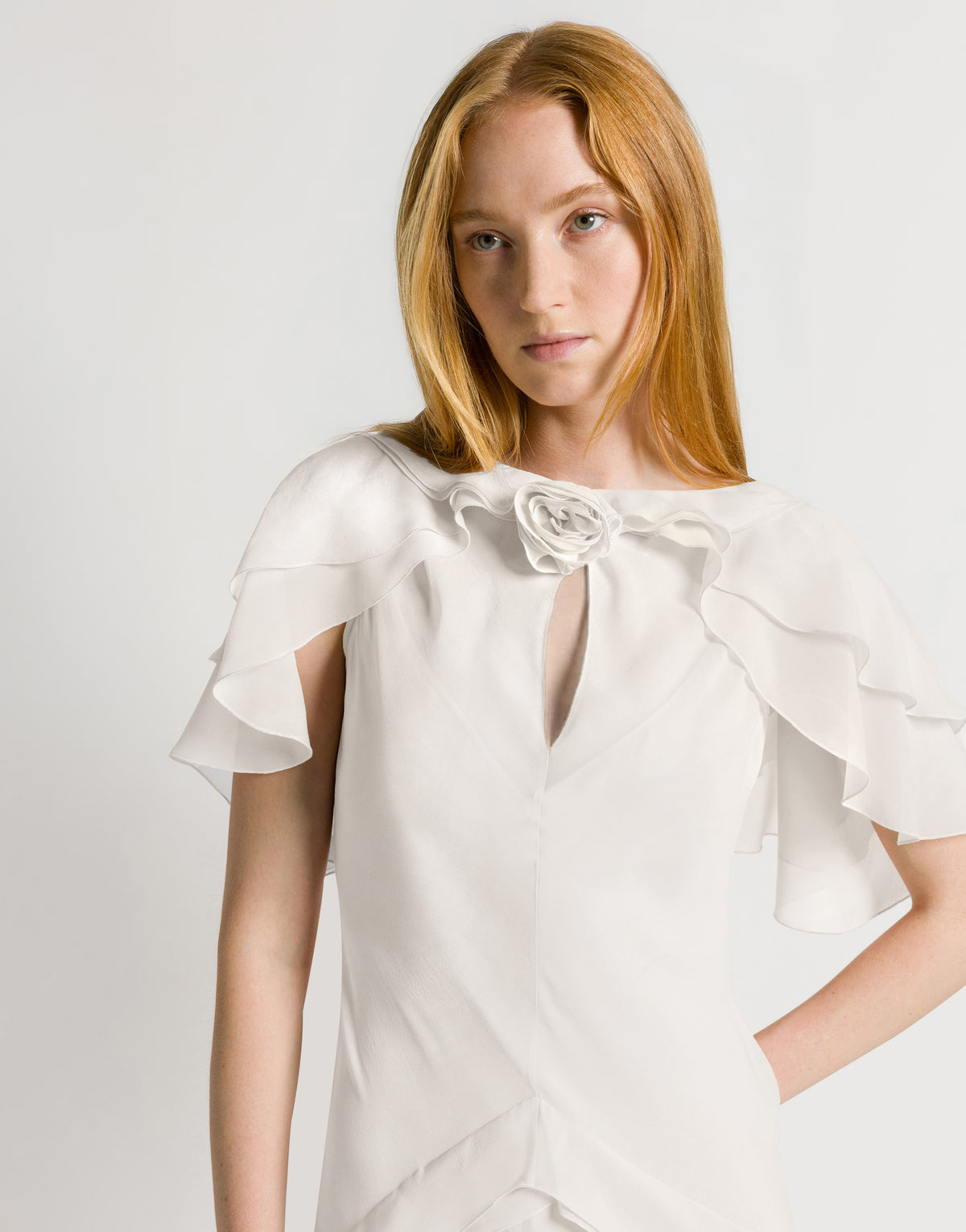 Abito lungo in georgette di seta con rosa e maniche a mantellina Bianco Alberta Ferretti Boutique Online 4