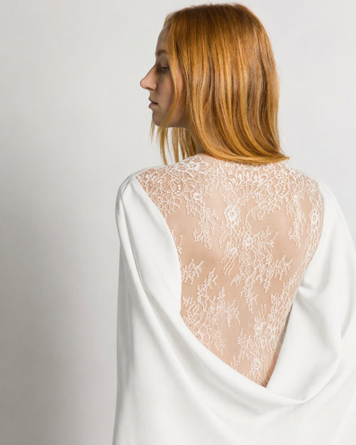 Maxikleid aus Stretch-Cady mit Cape und Spitzen-Detail