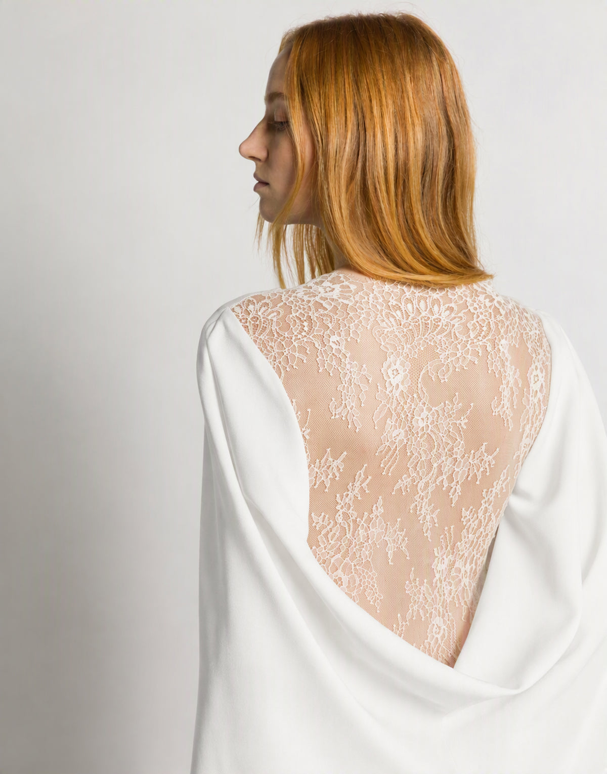 Robe Longue avec Cape et Détail en Dentelle Blanc Alberta Ferretti Boutique Online 3