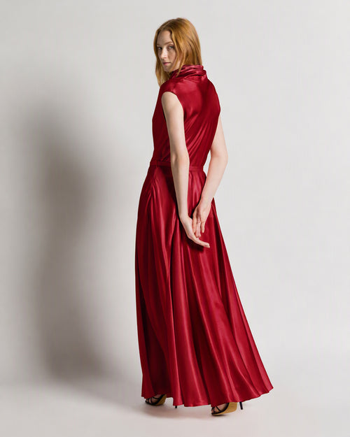Sleeveless top in satin with rose detail