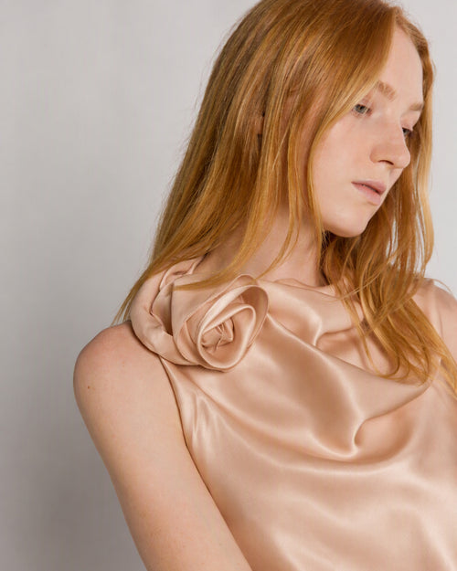 Sleeveless top in satin with rose detail